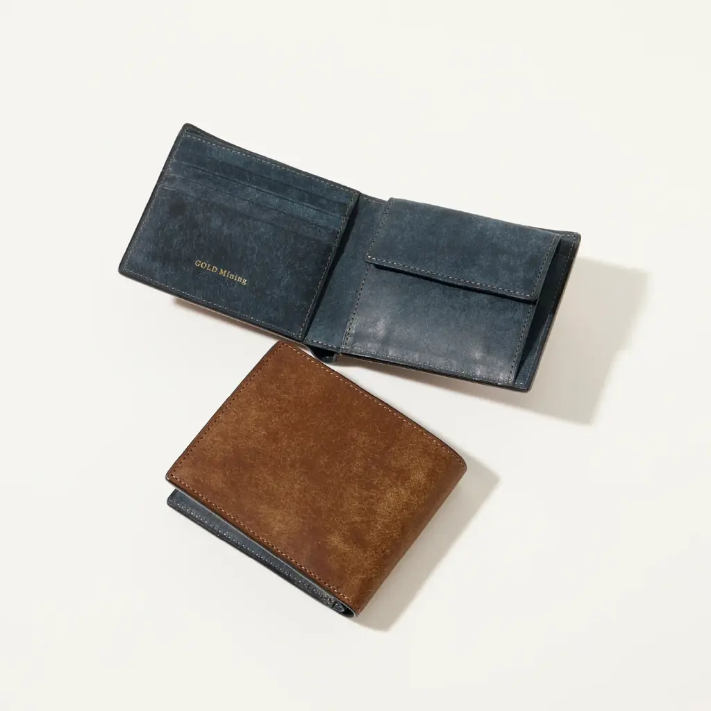 【新色登場】金の採掘現場に広がる“岩肌と湖”を表現。最高級プエブロレザー「ゴールドマイニング」シリーズより、「キャニオンブルー」が4モデルで同時発売 画像 2