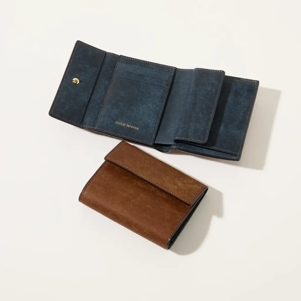 【新色登場】金の採掘現場に広がる“岩肌と湖”を表現。最高級プエブロレザー「ゴールドマイニング」シリーズより、「キャニオンブルー」が4モデルで同時発売 画像 3