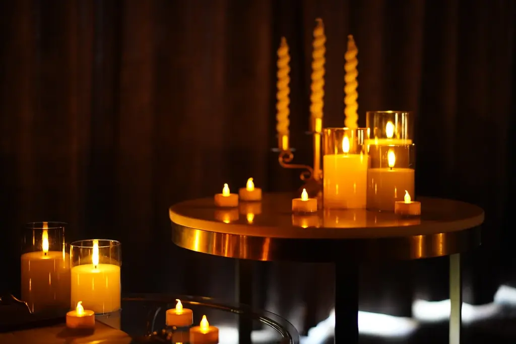 【愛知・知多半島】冬季限定｜夜の客室を“光のラウンジ”へキャンドルが織りなすクリスマス特別オプション「Candle Night Glow Room」提供開始！ホテル：ウッドデザインパーク野間 画像 2