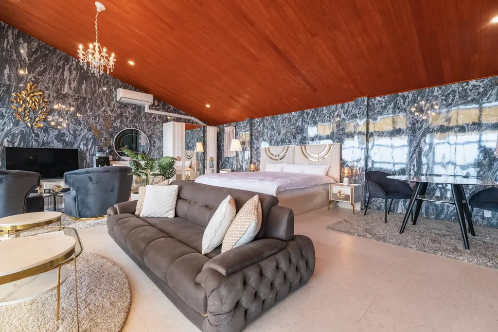 【愛知・知多半島】冬季限定｜夜の客室を“光のラウンジ”へキャンドルが織りなすクリスマス特別オプション「Candle Night Glow Room」提供開始！ホテル：ウッドデザインパーク野間 画像 3