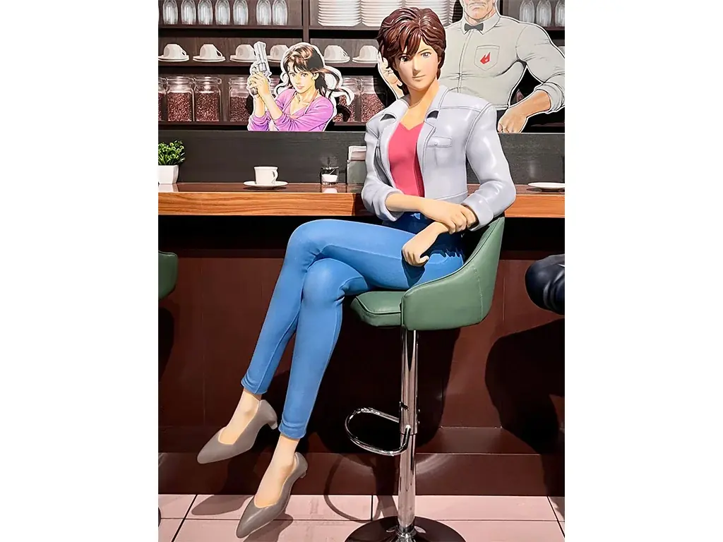 上野の森美術館で開催中の「シティーハンター大原画展」に「槇村香」等身大立像がいよいよ登場！喫茶キャッツアイに獠、香、海坊主、美樹4人が勢揃い！新作オリジナルグッズ＜名刺ケース＞も遂に販売開始！ 画像 3