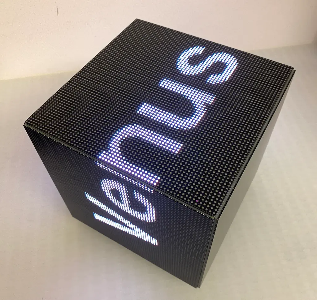 新製品 手のひらサイズの「 LED CUBE パネル 」バッテリー内蔵により、気軽に設置が可能、店舗内のデジタルサイネージやエンタメへの活用など幅広くご使用ができます。 画像 2