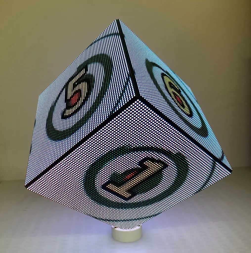 新製品 手のひらサイズの「 LED CUBE パネル 」バッテリー内蔵により、気軽に設置が可能、店舗内のデジタルサイネージやエンタメへの活用など幅広くご使用ができます。 画像 4