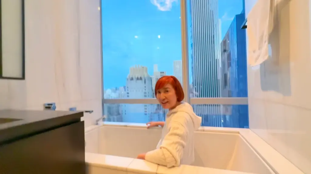 バスルームからマンハッタンを一望！松居一代の豪華すぎるセレブ生活に密着／隣人はトップシークレット「68年生きてきて一番ビックリした」／「日本人として生きていくから…」両親への思いを涙ながらに吐露 画像 2