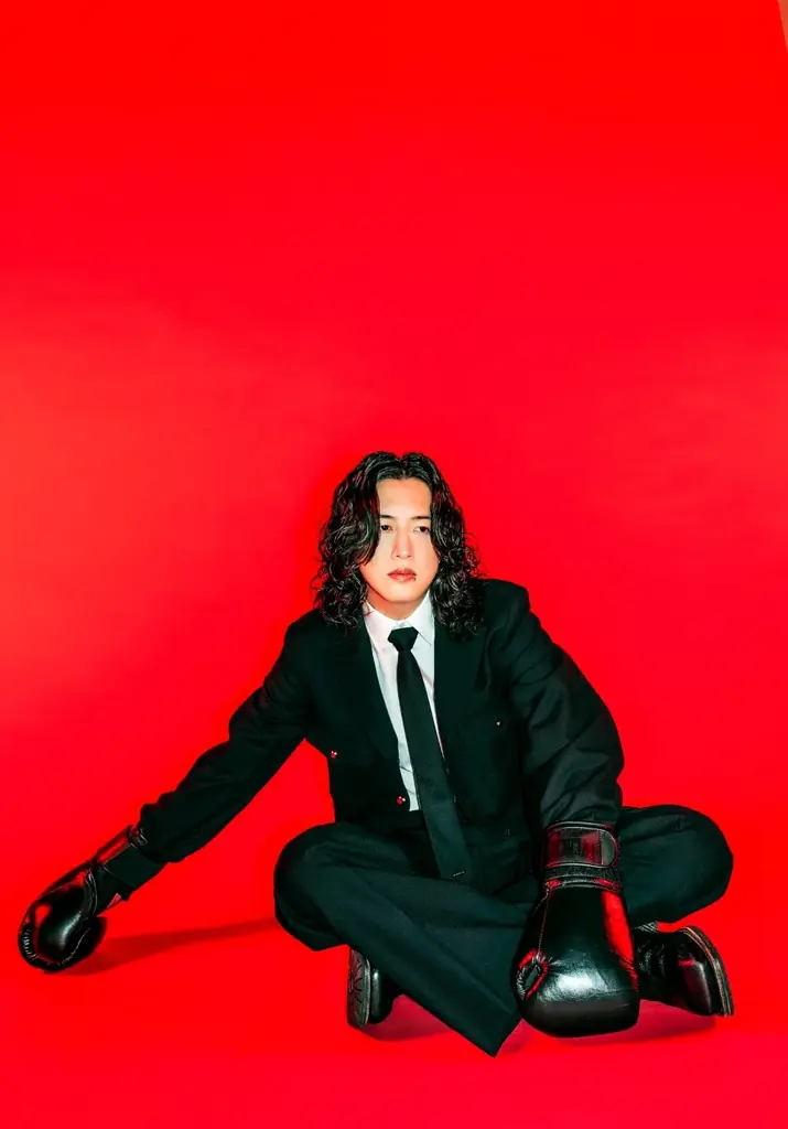 キタニタツヤ、2026年秋にNew Album「DEKAI」、「PURE」2枚同時リリースを発表。来年7月にはEveら迎えた対バンライブ“Hugs Vol.6″開催も決定。新アーティスト写真も解禁。 画像 3