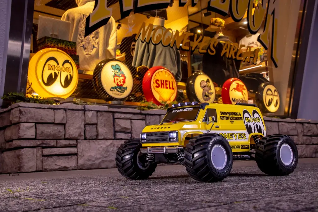 【京商】アメリカンカスタムの雄「MOONEYES」とのコラボRCカーを発売決定。アイコニックな黄色いボディを再現 画像 10