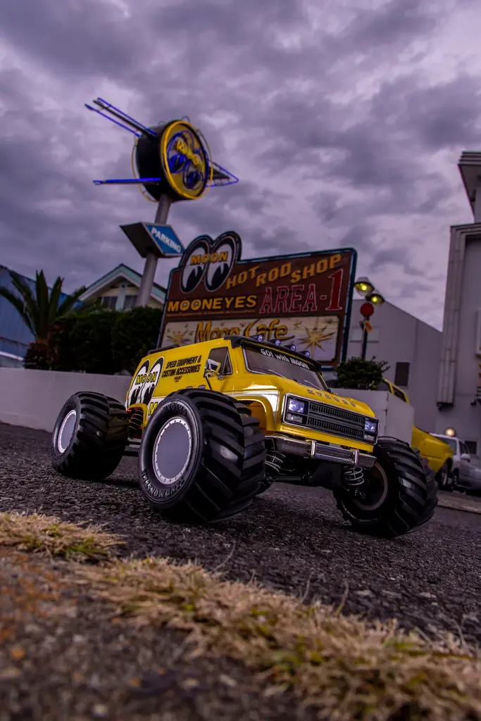 【京商】アメリカンカスタムの雄「MOONEYES」とのコラボRCカーを発売決定。アイコニックな黄色いボディを再現 画像 11