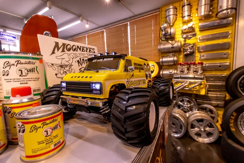 【京商】アメリカンカスタムの雄「MOONEYES」とのコラボRCカーを発売決定。アイコニックな黄色いボディを再現 画像 24