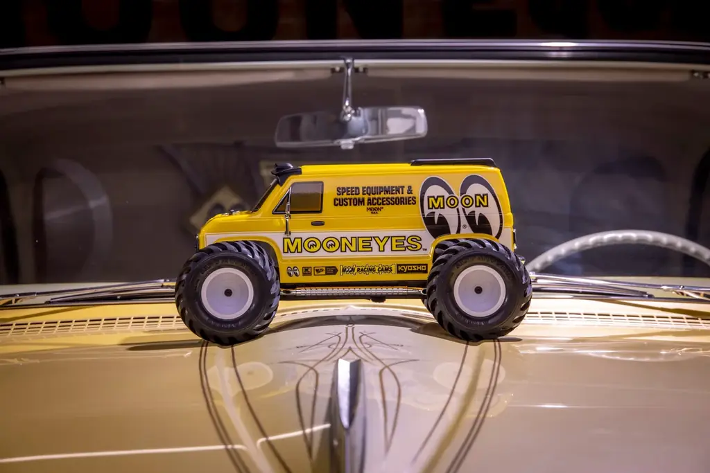 【京商】アメリカンカスタムの雄「MOONEYES」とのコラボRCカーを発売決定。アイコニックな黄色いボディを再現 画像 8