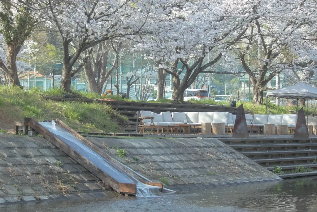 桜の木の下で4種のアウトドアサウナと清流を楽しむサウナイベント。COMORIVERで「お花見サウナフェス2026」を開催します 画像 5