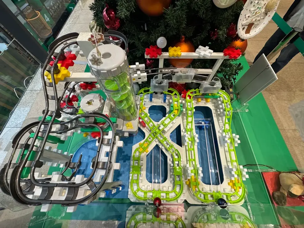 学研本社ロビーに「創業80周年 学研グループのあゆみ」体験型クリスマスツリーが登場 画像 2