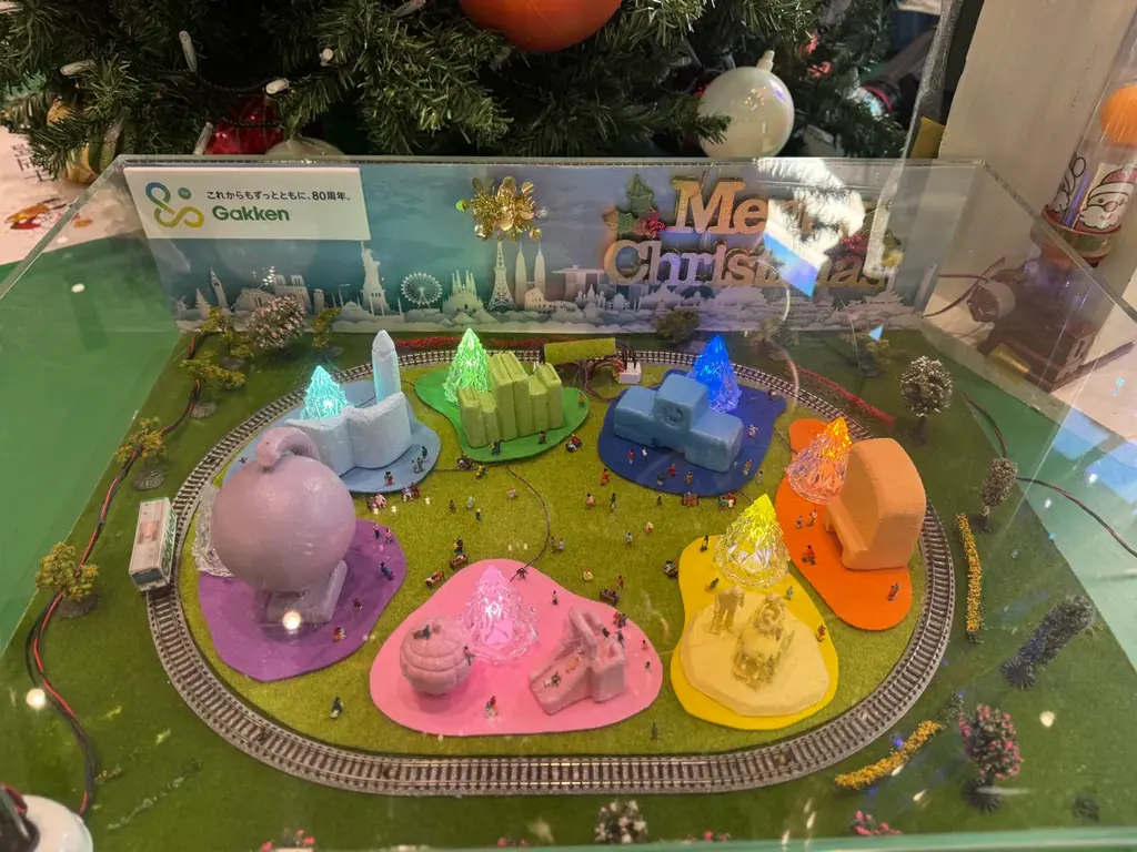 学研本社ロビーに「創業80周年 学研グループのあゆみ」体験型クリスマスツリーが登場 画像 3