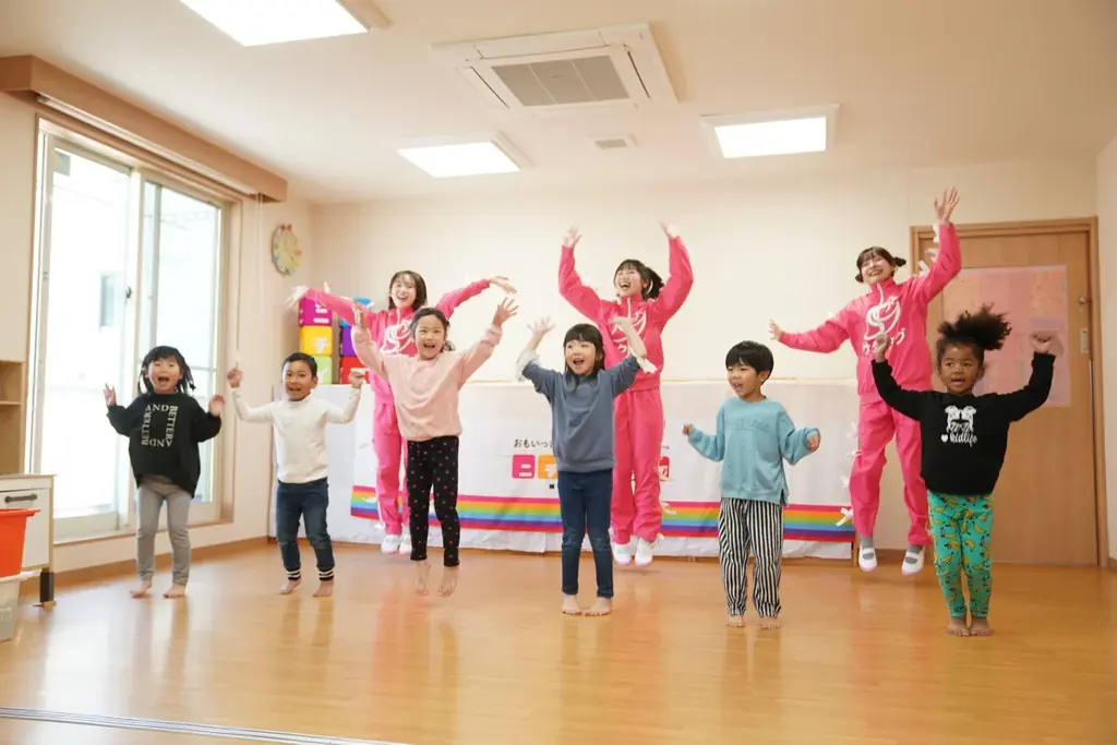 サクラ グラデュエーションが子どもたちと一緒に１・２・３！「ボイメン体操」が26年1月より刷新 画像 2