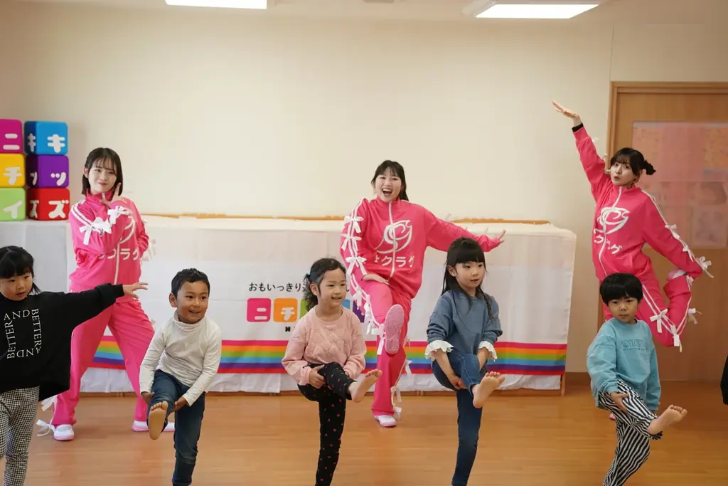 サクラ グラデュエーションが子どもたちと一緒に１・２・３！「ボイメン体操」が26年1月より刷新 画像 3