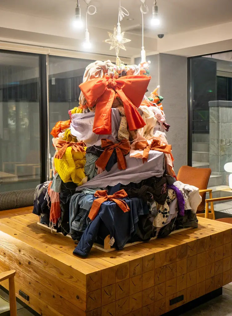 ASAI京都四条、古着で作るサステナブルクリスマスツリー展示