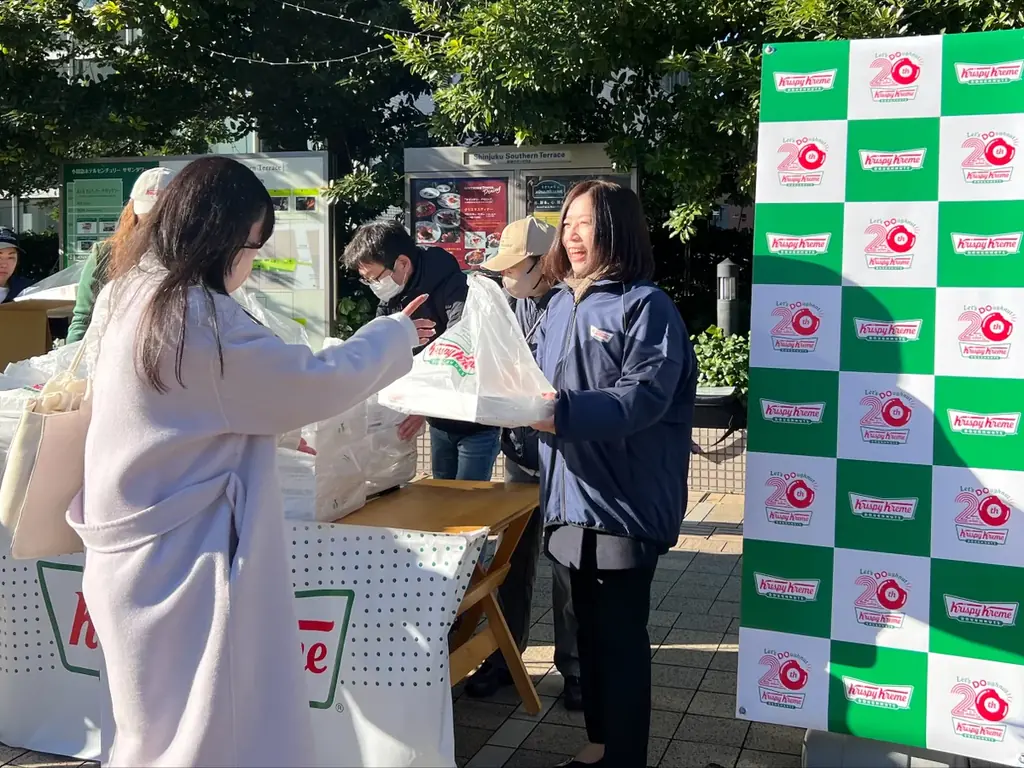 【クリスピー・クリーム・ドーナツ日本上陸20周年】「Let’s DOughnut!」をテーマにJoyを届けるアクションが続々登場　12,000個の“ドーナツドロップ”でアニバーサリー開幕 画像 3
