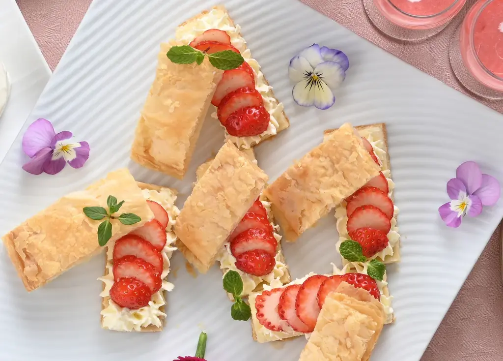 【リーガロイヤルホテル広島】苺スイーツもホテルグルメも両方味わえる『モア！苺！モア！ ランチ・ディナー＆スイーツビュッフェ』を開催 画像 3