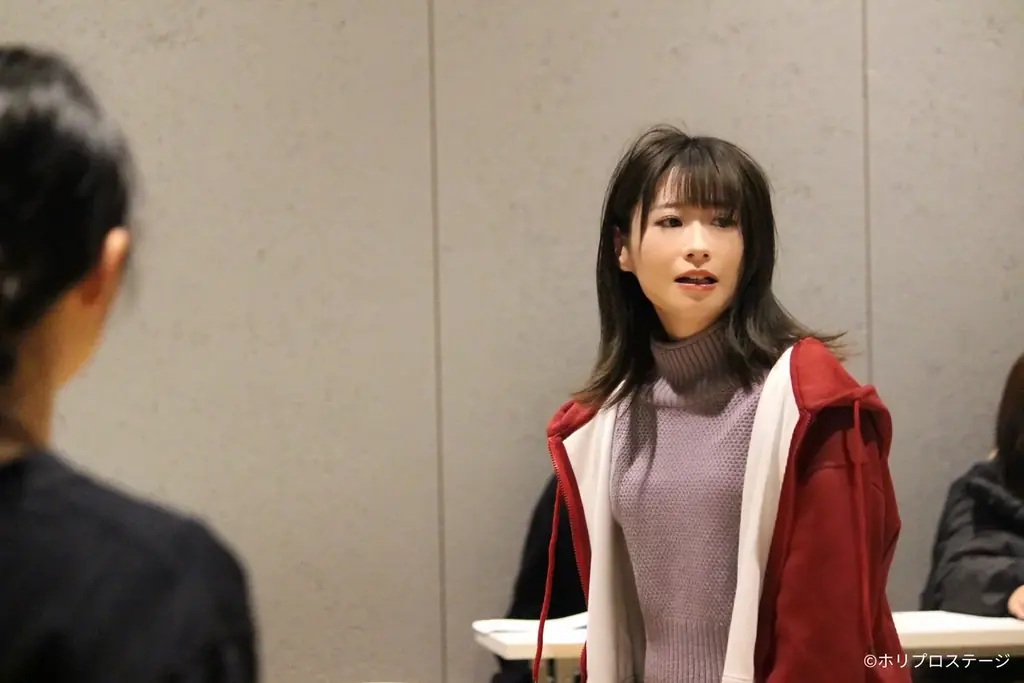 【写真・動画】2026年1月8日開幕！新作ミュージカル『白爪草』稽古場披露レポート到着【屋比久知奈、唯月ふうか、元吉庸泰】／電脳少女シロ・ゲスト出演！スペシャルクロストークラジオ公開中 画像 3