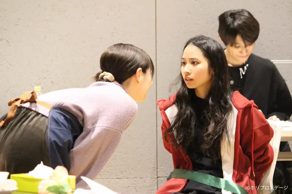 【写真・動画】2026年1月8日開幕！新作ミュージカル『白爪草』稽古場披露レポート到着【屋比久知奈、唯月ふうか、元吉庸泰】／電脳少女シロ・ゲスト出演！スペシャルクロストークラジオ公開中 画像 4