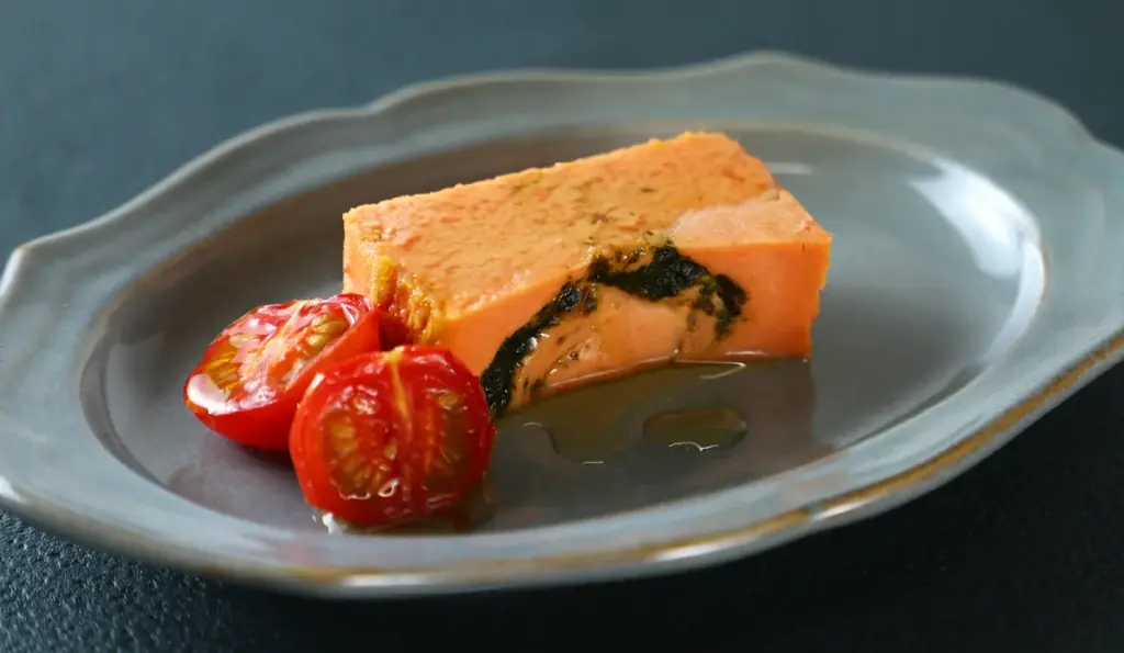 トマトとバジルを使ったお酒に合うチーズケーキ「悪魔の赤チーズケーキ」を販売開始 画像 2