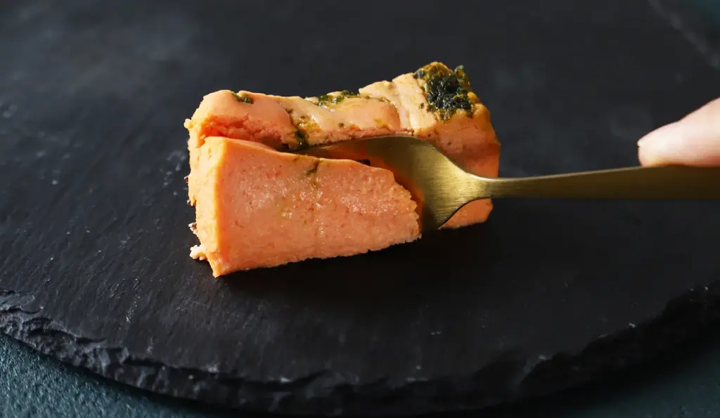 トマトとバジルを使ったお酒に合うチーズケーキ「悪魔の赤チーズケーキ」を販売開始 画像 4