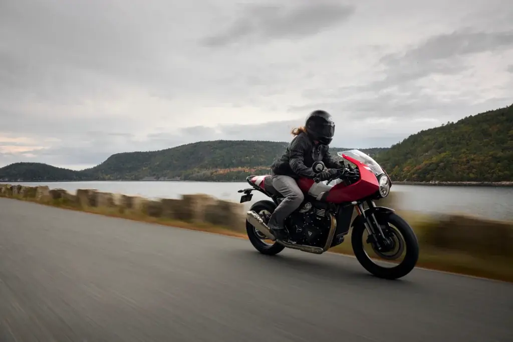 トライアンフから、遂に登場したカフェレーサーのThruxton 400。そして現代に蘇るフラットトラッカーのTracker 400がデビュー!! 画像 1