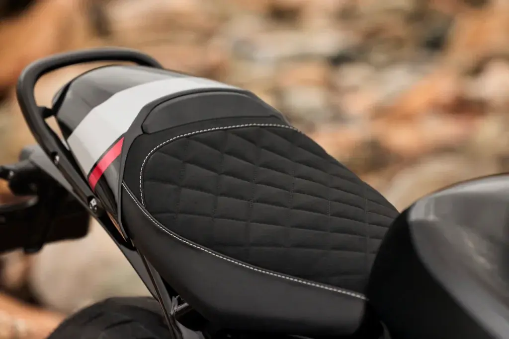 トライアンフから、遂に登場したカフェレーサーのThruxton 400。そして現代に蘇るフラットトラッカーのTracker 400がデビュー!! 画像 9