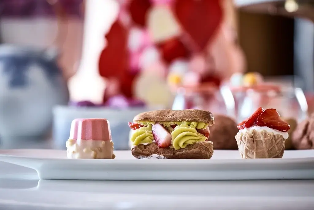 【ザ・リッツ・カールトン東京】ハートやいちごを贅沢に使用した限定アフタヌーンティーや、バレンタインギフトにぴったりなチョコレート、これから旬を迎える食材、トマトをふんだんに使用したメニューの提供を開始 画像 3