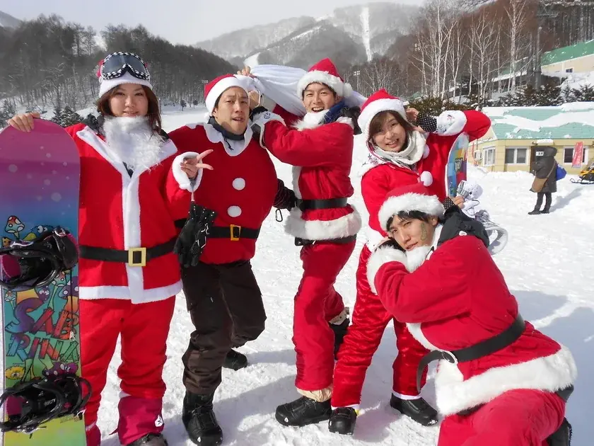 今年のクリスマスイブは…ゲレンデを“サンタだらけ”にしよう！ 画像 2