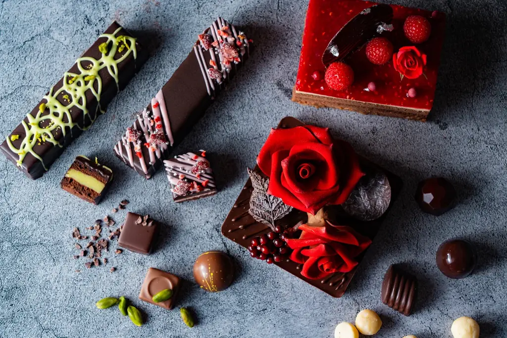 京王プラザホテルの2026年バレンタイン＆ホワイトデー。華やかなバラを表現した80台限定の新作「ローズ ショコラ」をはじめショコラティエの技が光る極上のチョコレートスイーツをあなたへ 画像 1