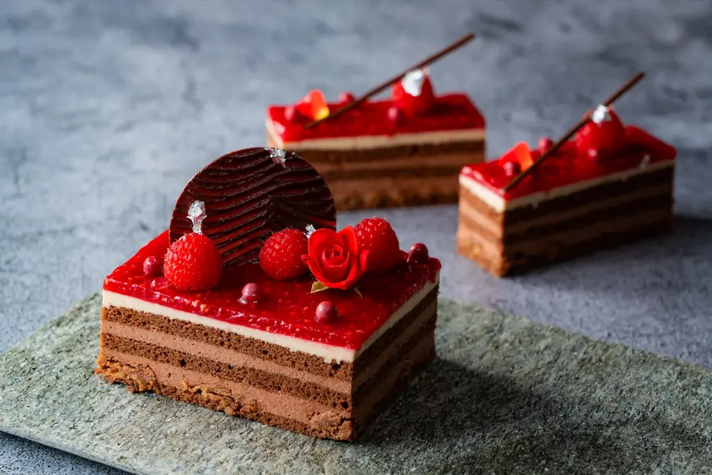 京王プラザホテルの2026年バレンタイン＆ホワイトデー。華やかなバラを表現した80台限定の新作「ローズ ショコラ」をはじめショコラティエの技が光る極上のチョコレートスイーツをあなたへ 画像 8