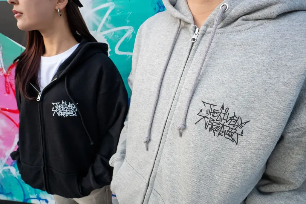 「THE LIVELY 大阪本町」にて、大阪を代表するグラフィティアーティスト「CASPER」描き下ろしデザインのコラボアパレルが1月10日より登場！入場無料のアート展示も期間限定開催。 画像 3