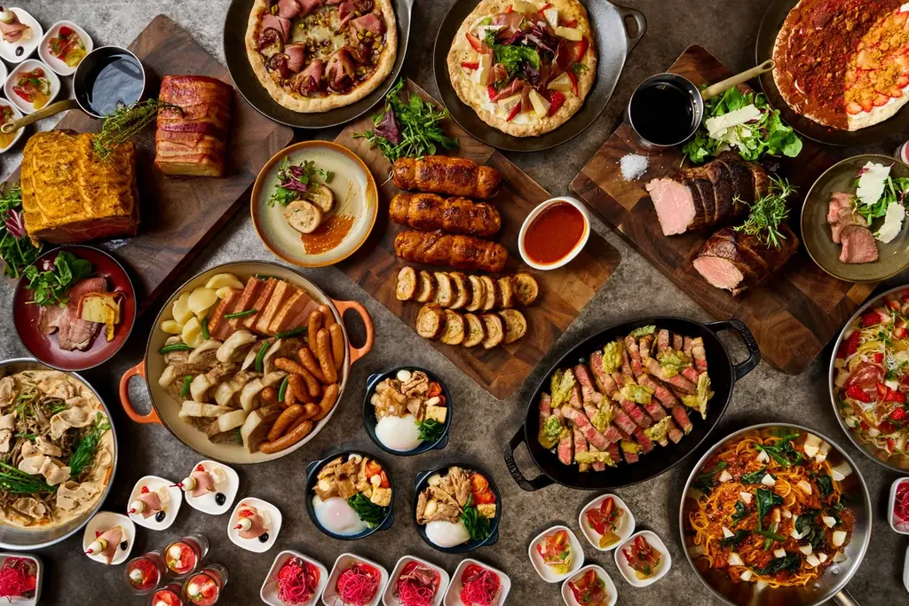 【ホテルヴィスキオ大阪】ライブキッチンのできたて肉料理といちごのスイーツ＆創作料理が楽しめる「ごほうびランチブッフェ～肉×いちご～」開催 画像 1