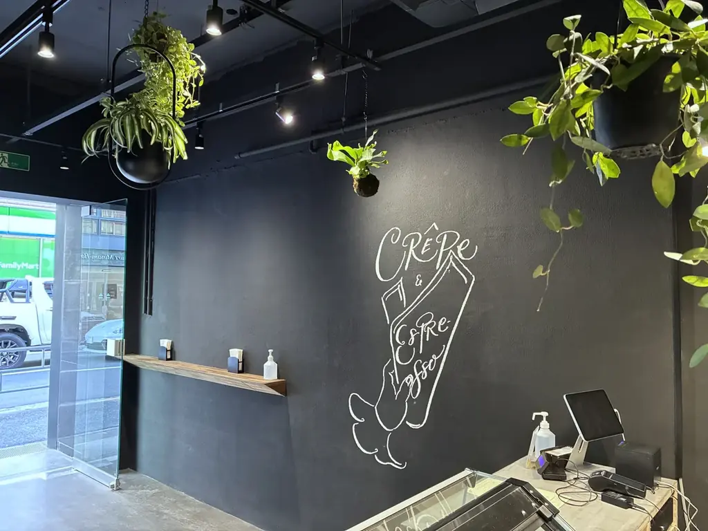 大阪・堀江に「クレープとエスプレッソと」がオープン！パリパリ食感の“黄金クレープ”と、喫茶文化をヒントにしたご当地メニューで、クレープの新しい魅力を発信。 画像 3