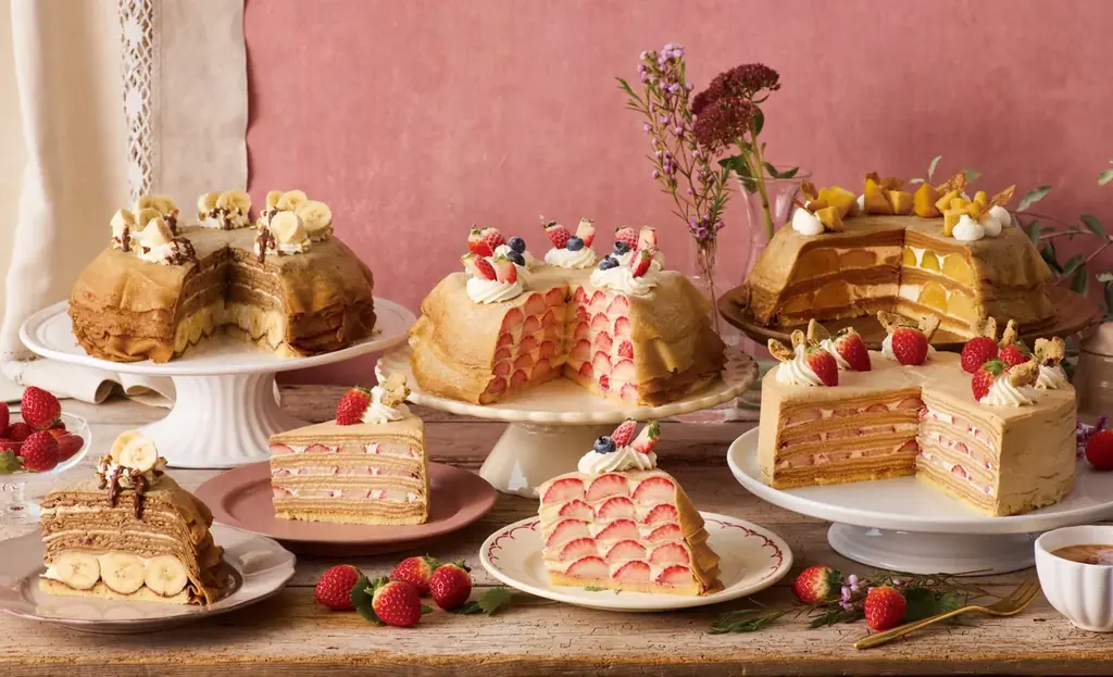 【Afternoon Tea LOVE&TABLE】旬の苺が“5層仕立て”のプレミアムなミルクレープやバナナ×アーモンドモカの新作など、冬限定ミルクレープ発売 画像 1