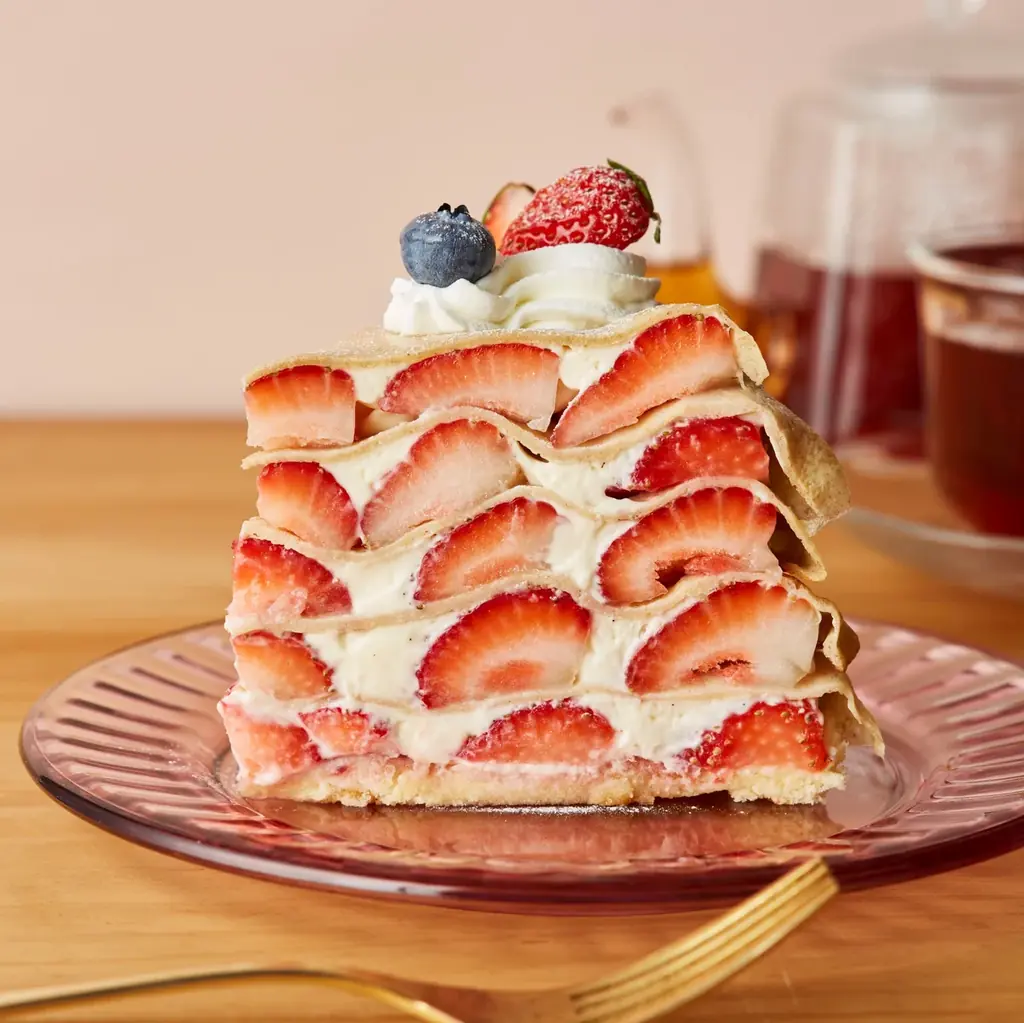 【Afternoon Tea LOVE&TABLE】旬の苺が“5層仕立て”のプレミアムなミルクレープやバナナ×アーモンドモカの新作など、冬限定ミルクレープ発売 画像 2