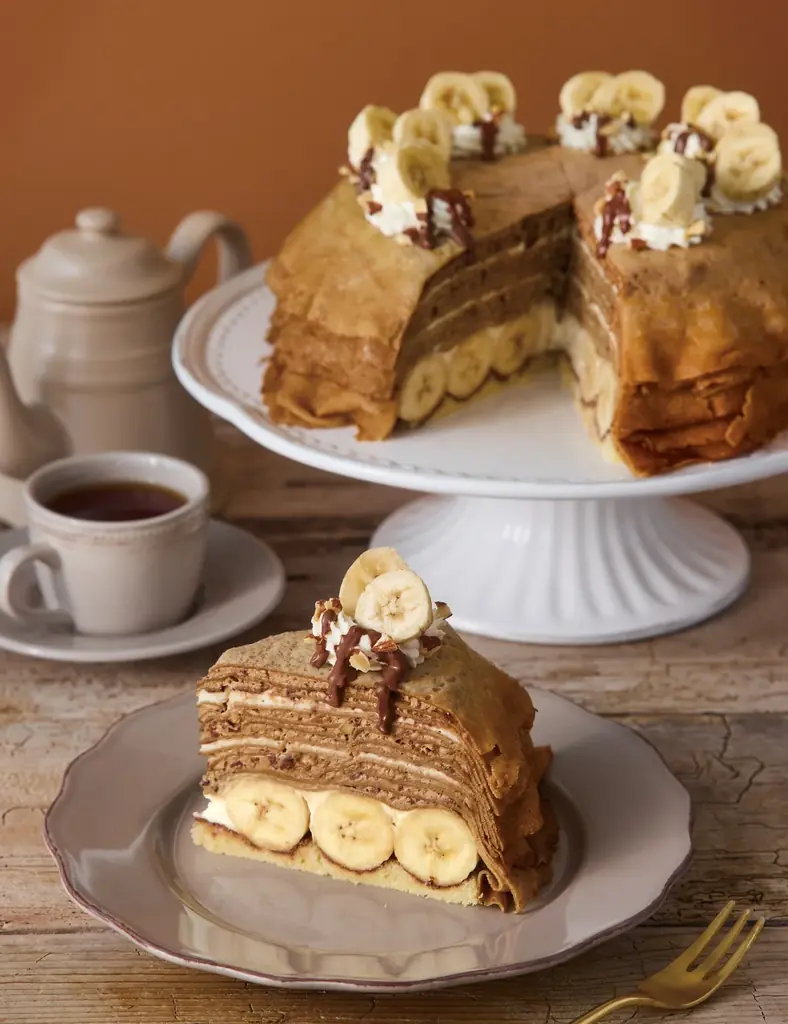 【Afternoon Tea LOVE&TABLE】旬の苺が“5層仕立て”のプレミアムなミルクレープやバナナ×アーモンドモカの新作など、冬限定ミルクレープ発売 画像 4