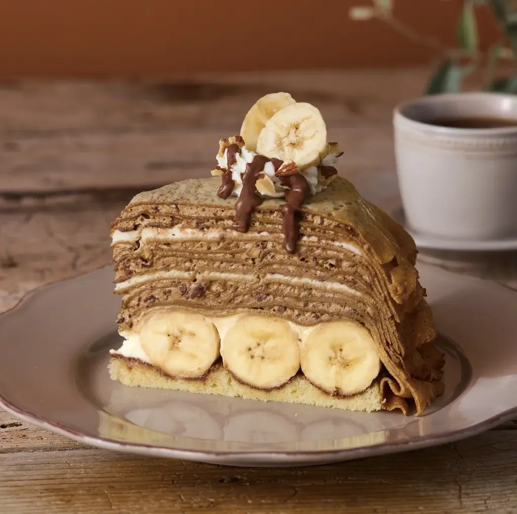 【Afternoon Tea LOVE&TABLE】旬の苺が“5層仕立て”のプレミアムなミルクレープやバナナ×アーモンドモカの新作など、冬限定ミルクレープ発売 画像 7