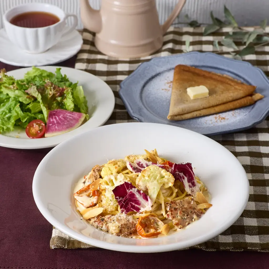 【Afternoon Tea LOVE&TABLE】旬の苺が“5層仕立て”のプレミアムなミルクレープやバナナ×アーモンドモカの新作など、冬限定ミルクレープ発売 画像 8