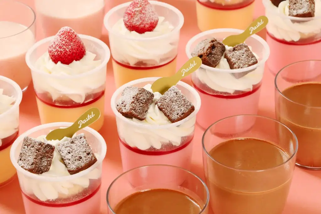 【苺×チョコプリン】“なめらかプリン”ブームの火付け役「パステル」から甘酸っぱい苺とブラウニーの甘みを楽しめる『いちごとブラウニーのプリンパフェ』が新登場！バレンタインにおすすめのショコラプリンも発売 画像 1