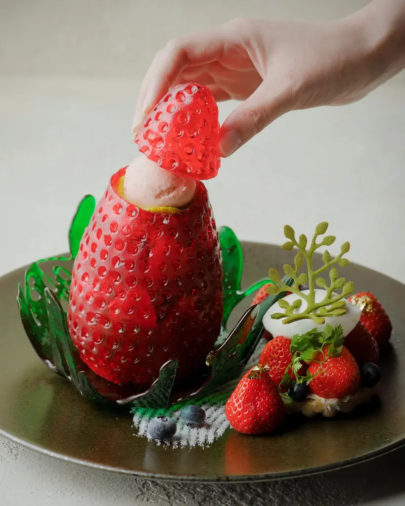 【アマン京都】アートのような飴細工の器に閉じ込めた苺パフェ「The Art of Strawberry」 画像 2