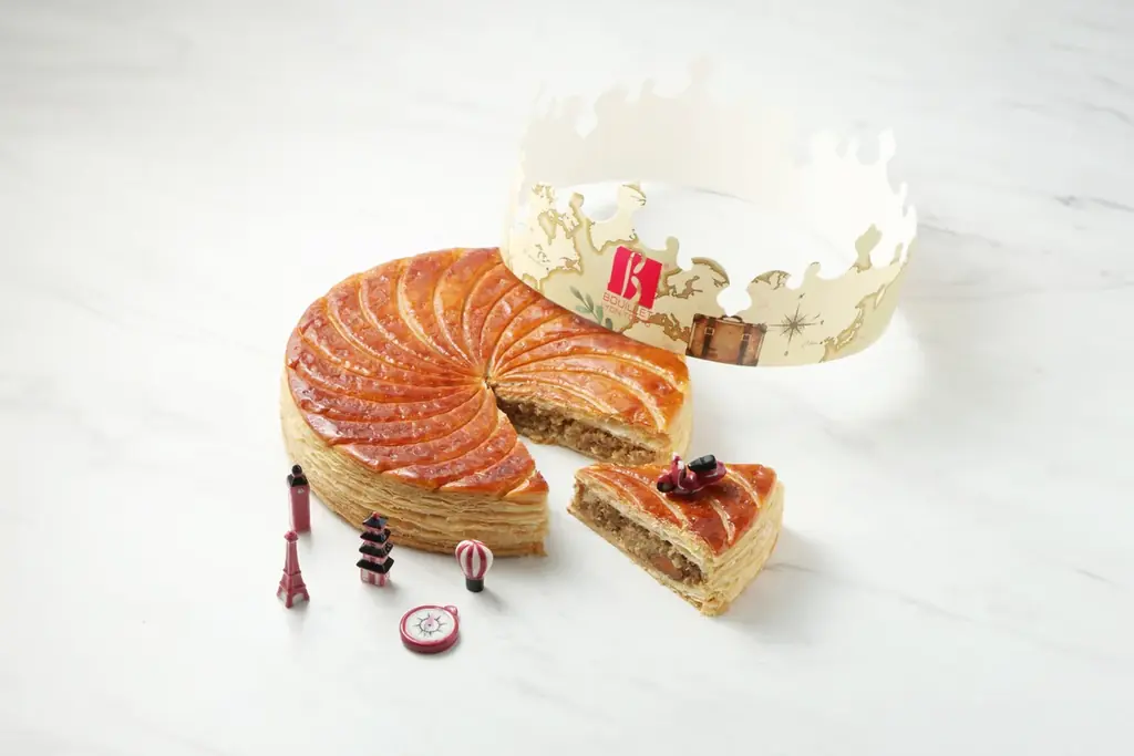 新年のお祝いに欠かせないフランスの伝統菓子「ガレット・デ・ロワ」。セバスチャン・ブイエならではの味わいで、今年も登場致します。Voyage（旅）をテーマにしたフェーヴと王冠付。各店にてご予約を受付中。 画像 2