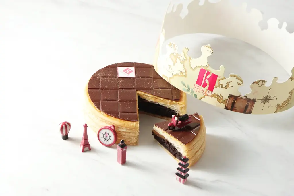 新年のお祝いに欠かせないフランスの伝統菓子「ガレット・デ・ロワ」。セバスチャン・ブイエならではの味わいで、今年も登場致します。Voyage（旅）をテーマにしたフェーヴと王冠付。各店にてご予約を受付中。 画像 3