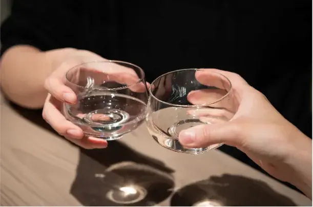 科学的に「刺激臭が減り」「フルーティーな香りが立つ」日本酒専用酒器SHUWANからグラスバージョンが登場！ 画像 2