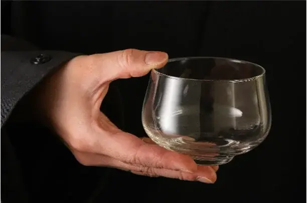科学的に「刺激臭が減り」「フルーティーな香りが立つ」日本酒専用酒器SHUWANからグラスバージョンが登場！ 画像 4