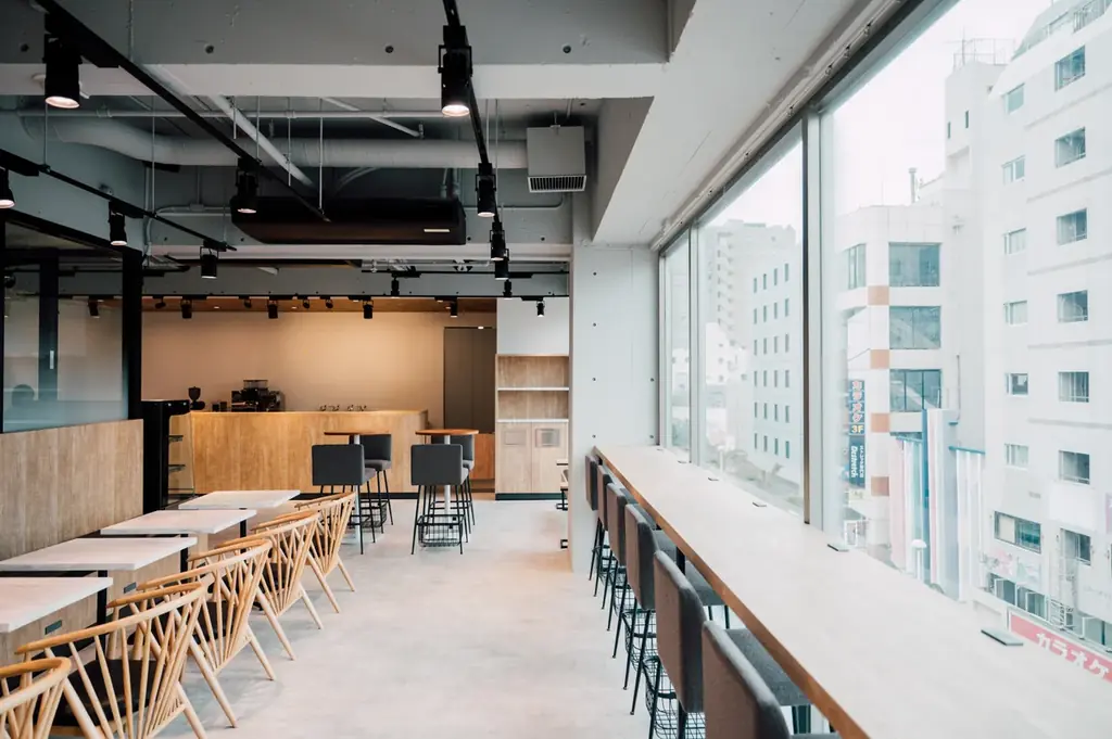 沖縄国際通りにあるLB CAFEとアパレルブランド「LIBERTY FORCE」とコラボレーションしたホリデー限定スイーツが登場！新作アパレルアイテム販売やワイン飲み放題も実施 画像 6