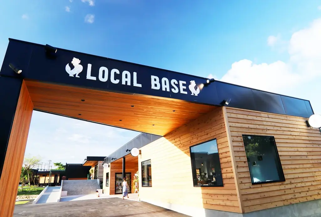 沖縄国際通りにあるLB CAFEとアパレルブランド「LIBERTY FORCE」とコラボレーションしたホリデー限定スイーツが登場！新作アパレルアイテム販売やワイン飲み放題も実施 画像 7