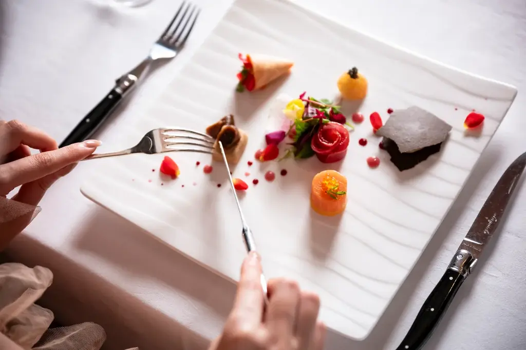 【びわ湖大津プリンスホテル】花言葉はあなたに出会えてよかった　“5本の薔薇”をお皿の上に表現した特別なバレンタインコース 画像 1