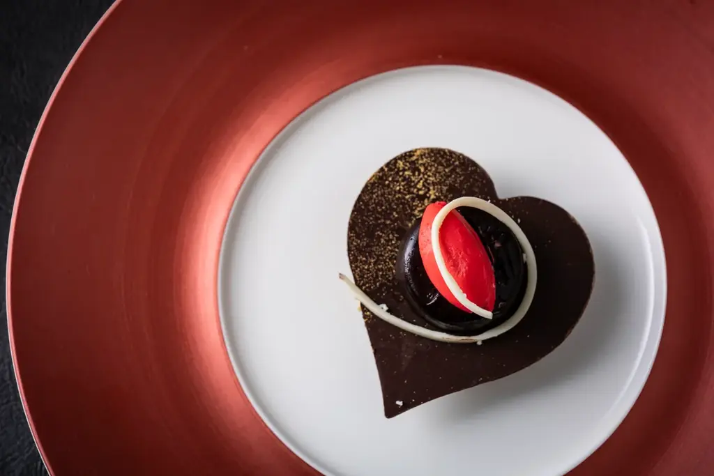 【びわ湖大津プリンスホテル】花言葉はあなたに出会えてよかった　“5本の薔薇”をお皿の上に表現した特別なバレンタインコース 画像 3