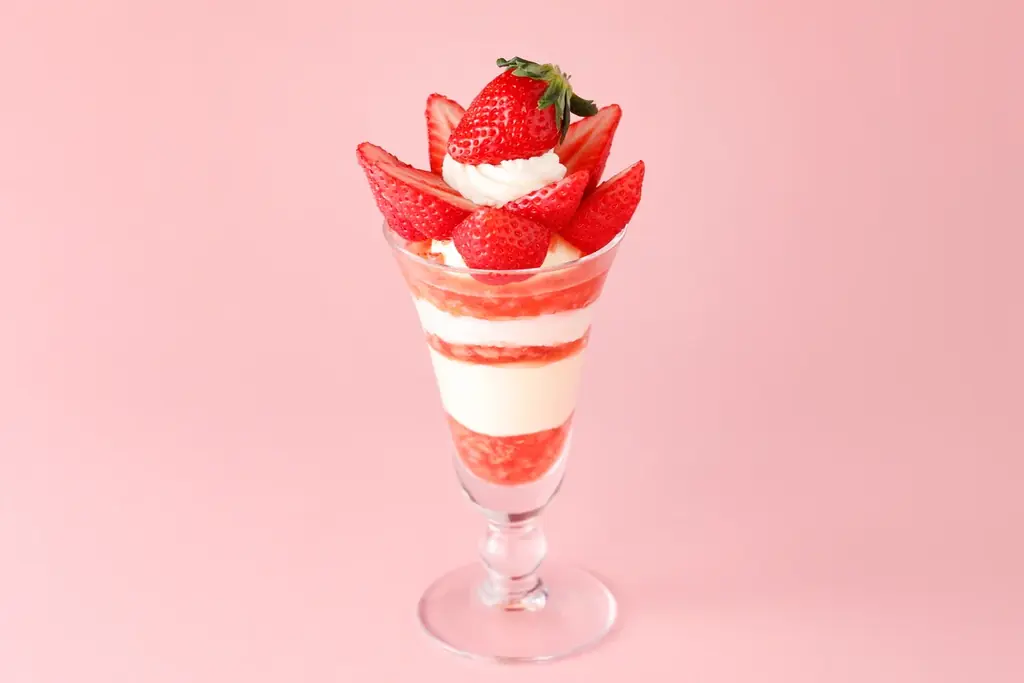 新春を彩る真っ赤な苺のパフェ2種など、「資生堂パーラー」 レストラン各支店にて、1月限定メニューを展開 画像 2